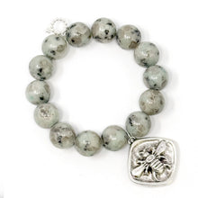 Kiwi Jasper with Silver Queen of the Hive